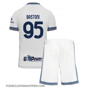 Inter Milan Alessandro Bastoni #95 Udebanetrøje Børn 2024-25 Kortærmet (+ Korte bukser)